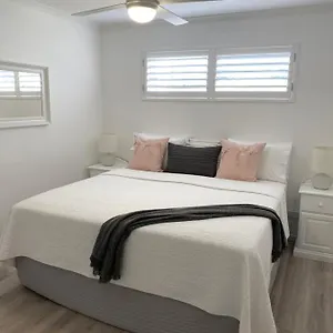  Holiday home Rainbow Dream Newly Renovated Stylish One Bedroom